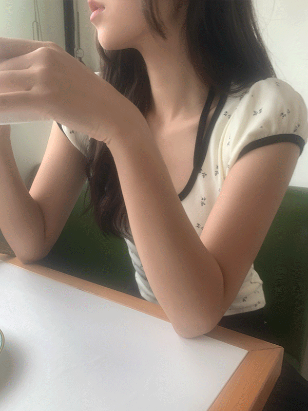 나이니 데즐링 플라워 배색 셔링 리본 반팔 티셔츠