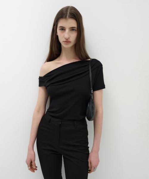 OFF SHOULDER DRAPE T-SHIRT [BLACK]