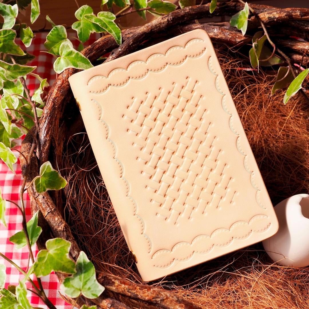 生焼けアップルパイ×M６ヌメ革手帳カバー(ミニ６穴リング) | from egg powered by BASE