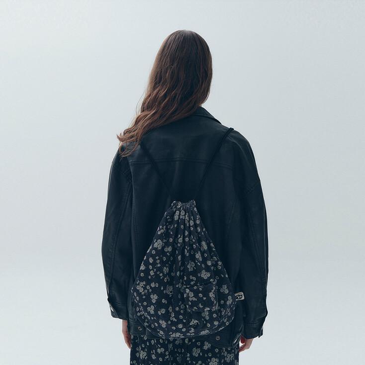 FOGGY FLOWER STRING BACKPACK [BLACK]