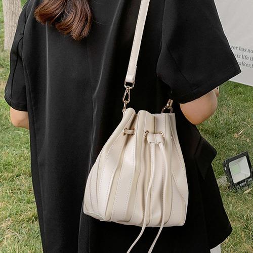 로즈마리 셔링 플리츠 주름 버킷백 미니 토트 핸드백 파우치 복조리 정장 캐주얼 숄더 크로스백 스트랩 2개 직장인 출근룩 간편 가벼운 손가방