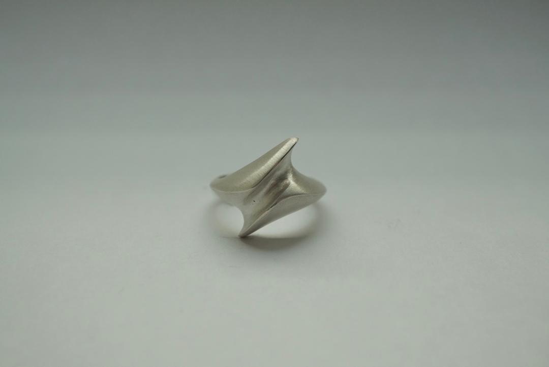 two pointed oblique ring