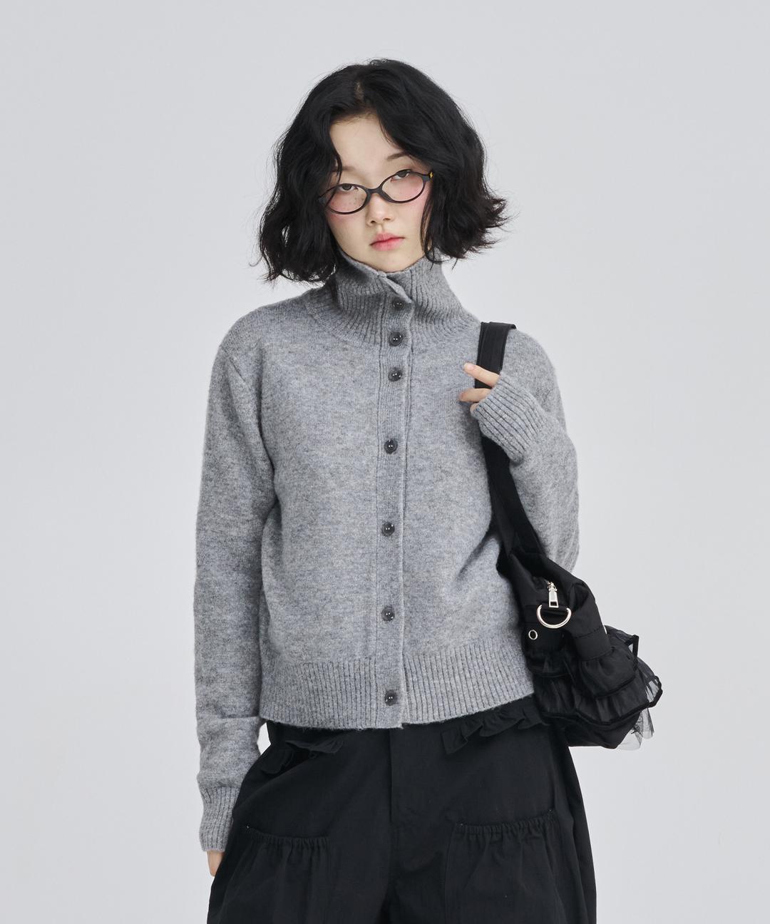 버튼 장식 하이넥 니트 가디건 멜란지그레이