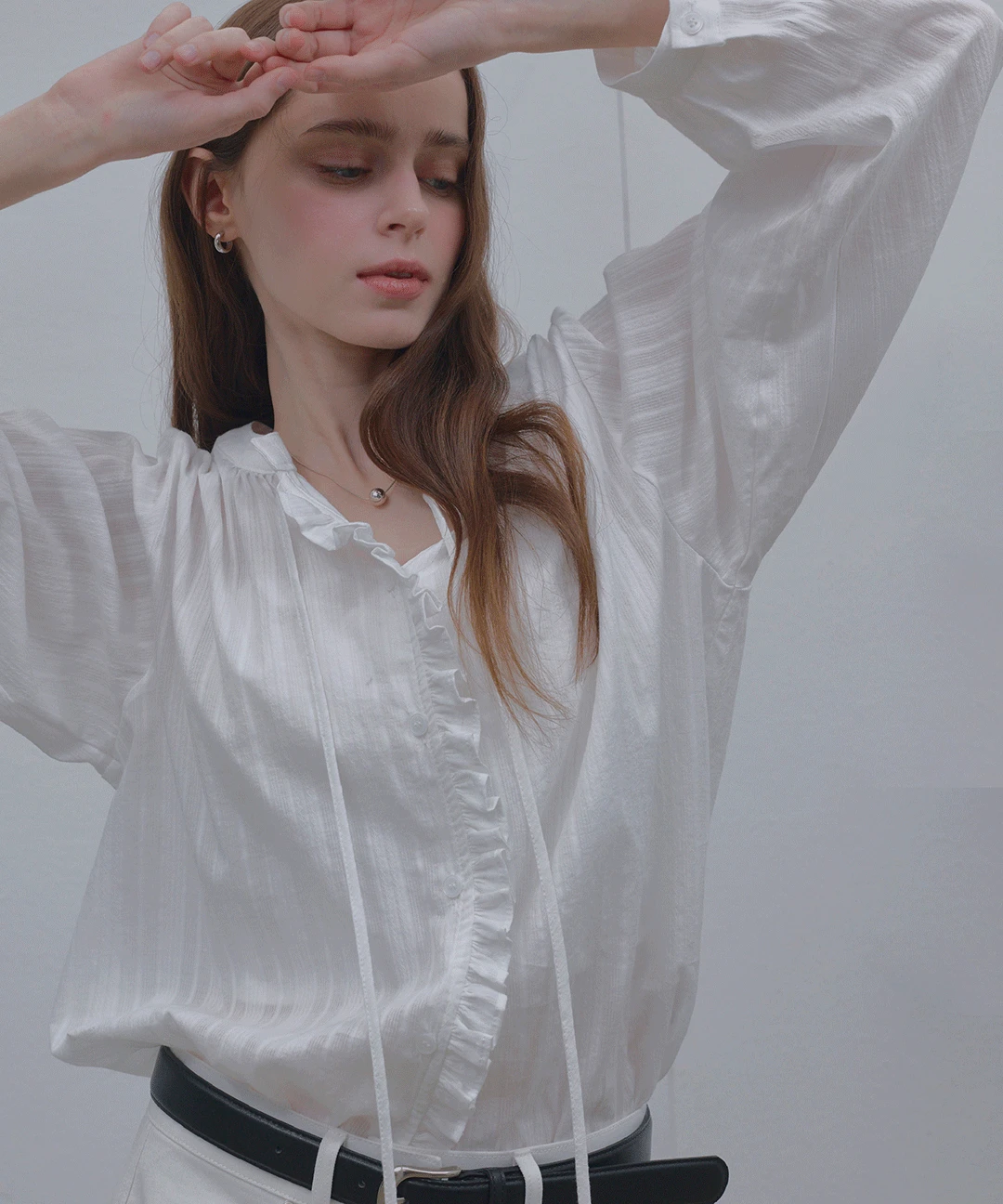 [THE ORE] 내추럴 스트라이프 프릴 블라우스