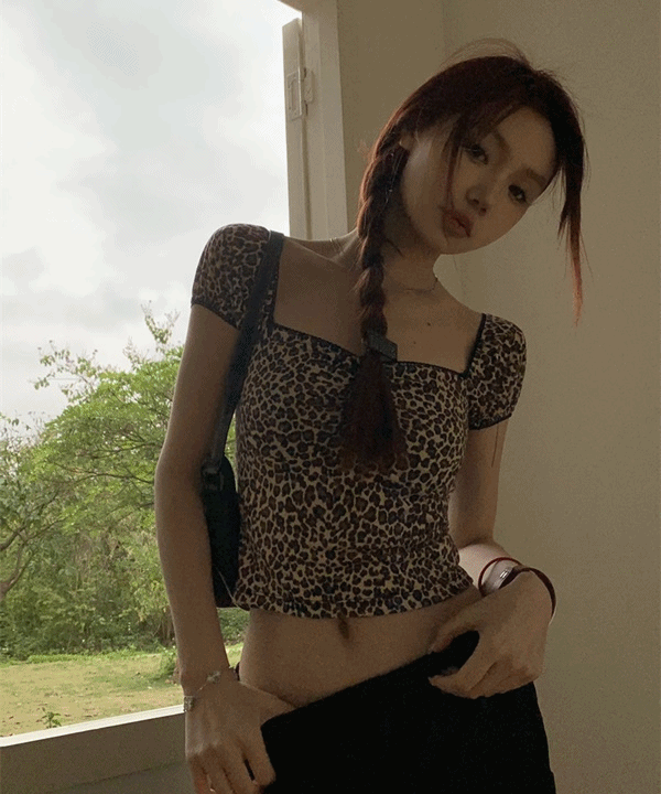 일루아 [봄신상🌷]라넬 스퀘어넥 레오파드 크롭 반팔티