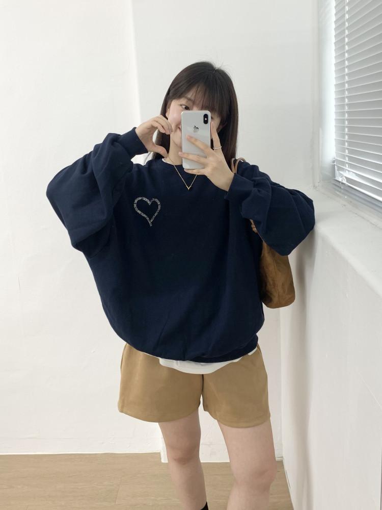 하트 자수 오버핏 맨투맨 ( 백염 그레이 네이비 )