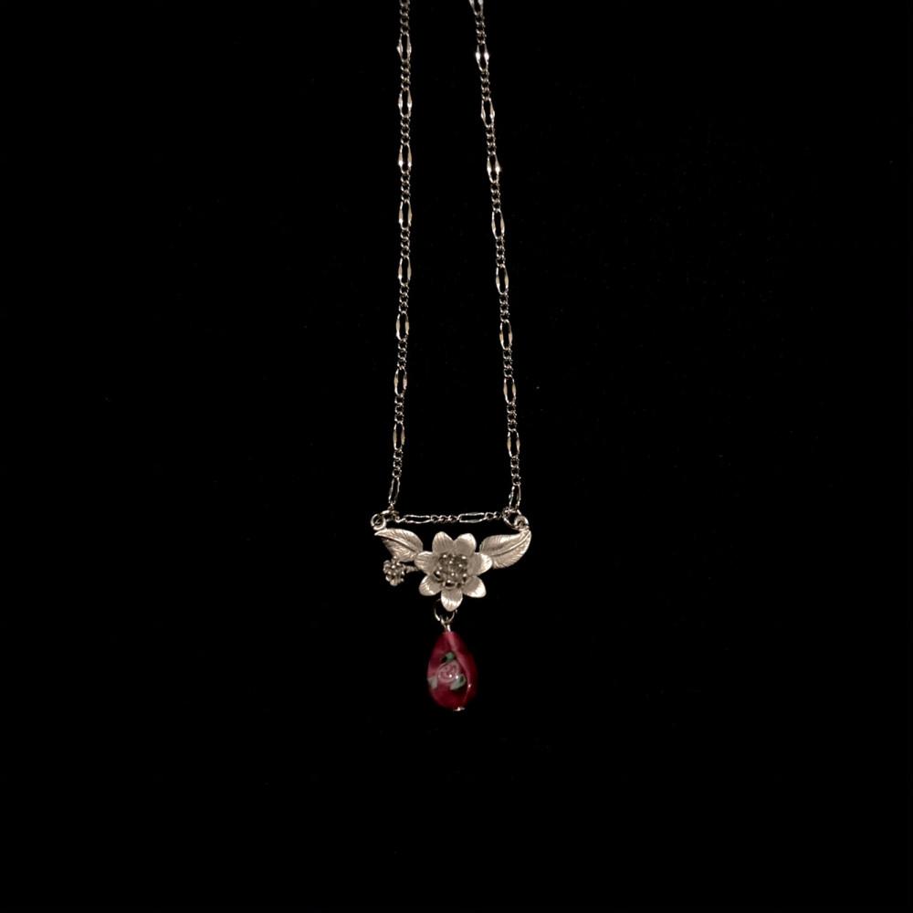 유니크 데일리 데이트룩 꽃 펜던트 써지컬 체인 목걸이