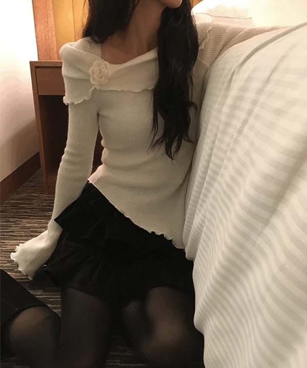 [연말룩🎄/여리핏] 위브 오프숄더 코사지 슬림 니트 (3color)