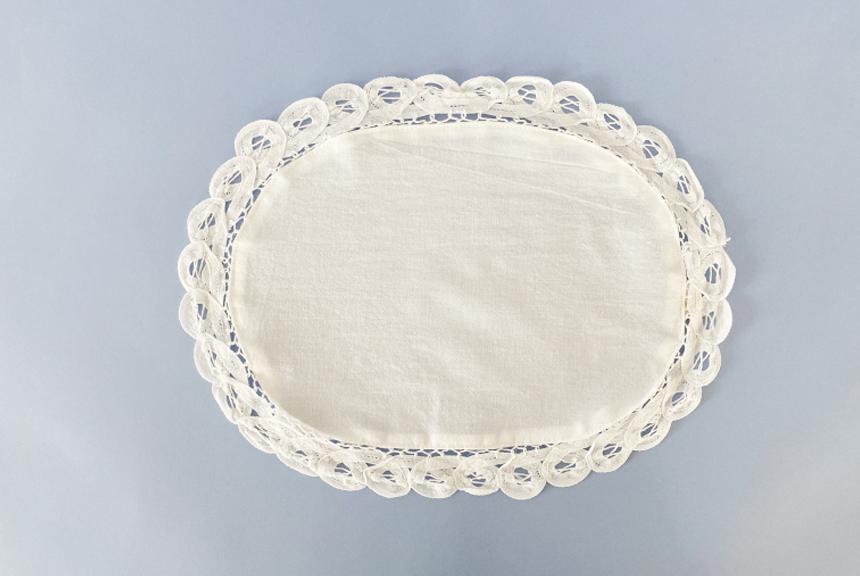 둥근 레이스를 두른 타원형 매트