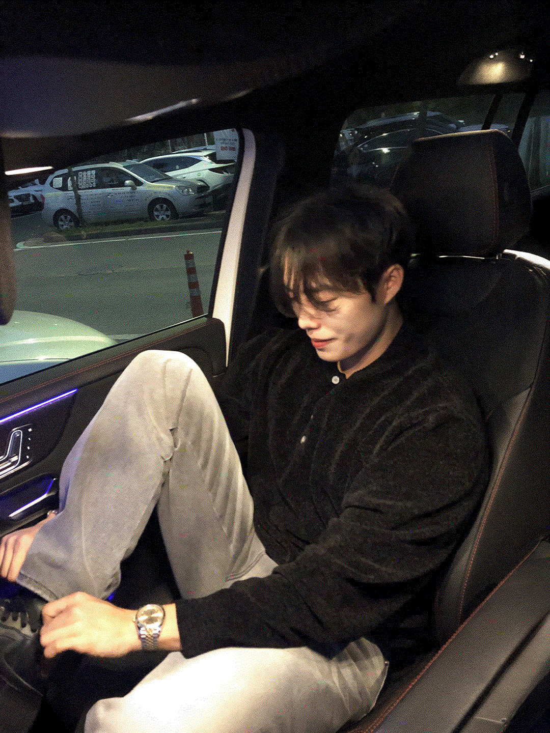 벨벳 헨리넥 4버튼 니트