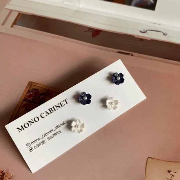 [1+1할인] 자석귀찌 미니미니 꽃 네이비 화이트 자석 귀찌 - 모노캐비닛/안뚫는 하객 직장인 코디