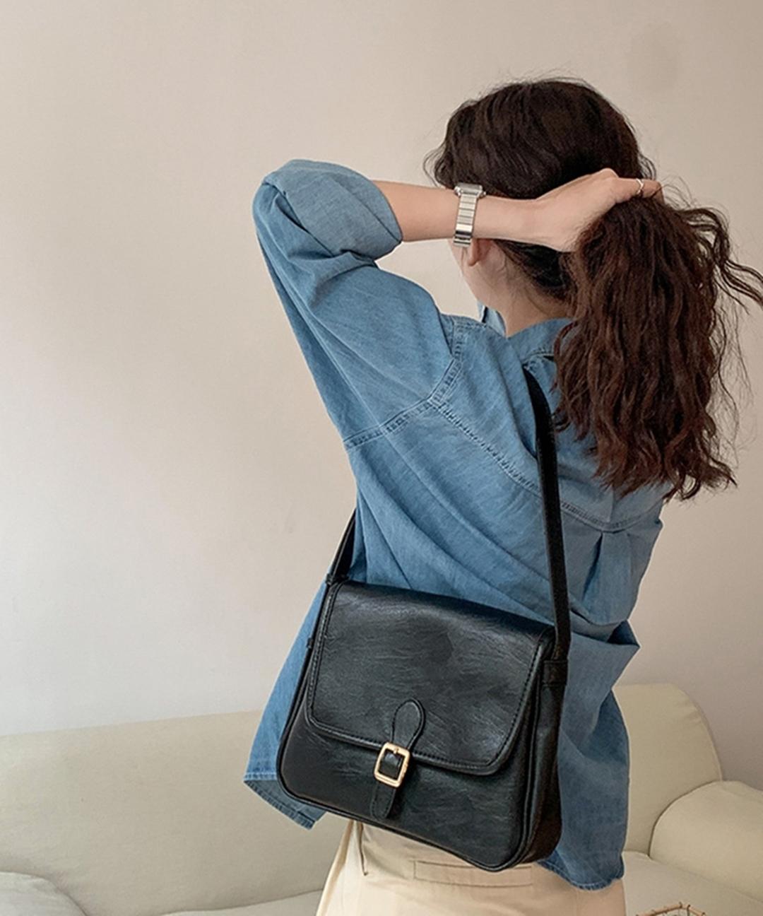 얼모스트블라썸 베이직 크랙 비건 레더 버클 스퀘어 메신저백 숄더백 가방 블랙 브라운 아이보리