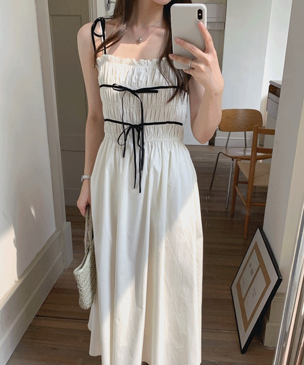 허니퓨어 [여름신상💙/프렌치무드]비야 리본 포인트 스모크 셔링 뷔스티에 롱 원피스(2col)