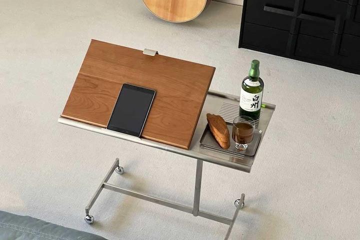 [해외] 우드톤 리프트업 노트북 거실 사이드테이블