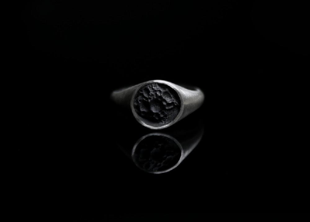 Basalt Round Signet Ring (현무암 원형 인장 반지)