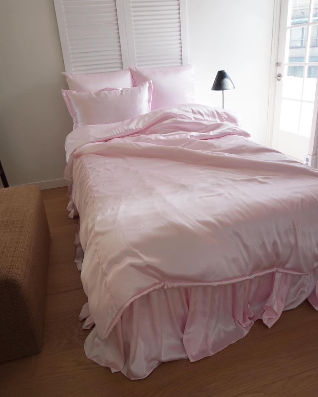 Allure Pink Satin 베드스커트