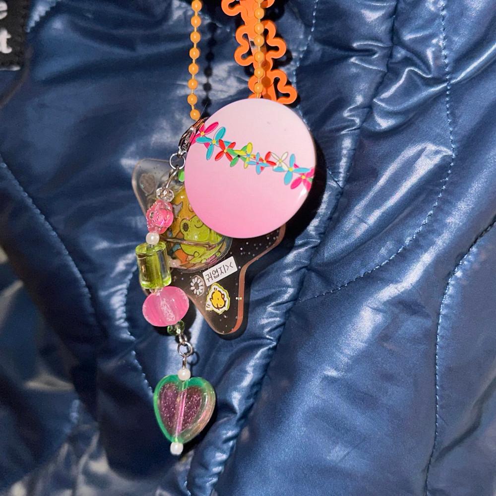 꽃다발 딸기우유 핀뱃지