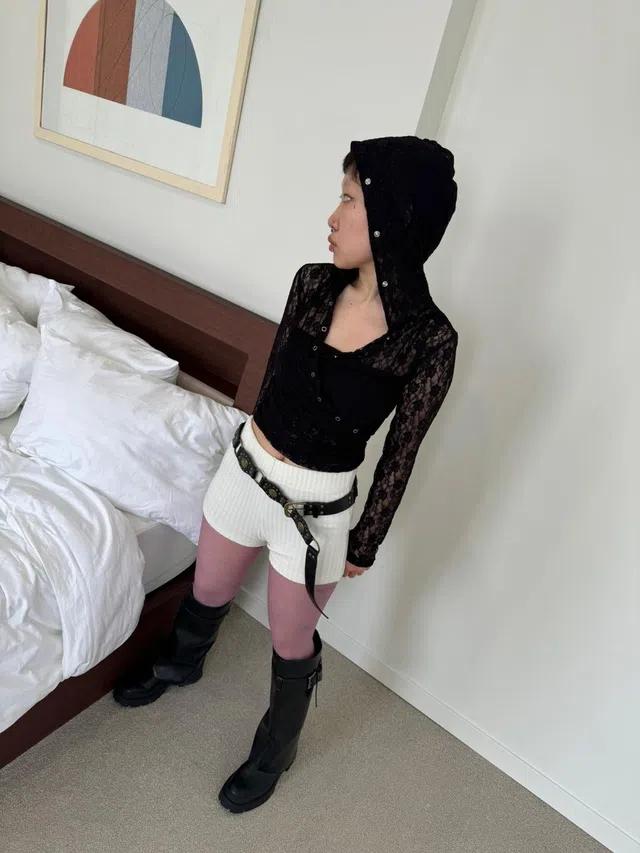 플로럴 레이스 스냅 버튼 크롭 랩 후드 티셔츠