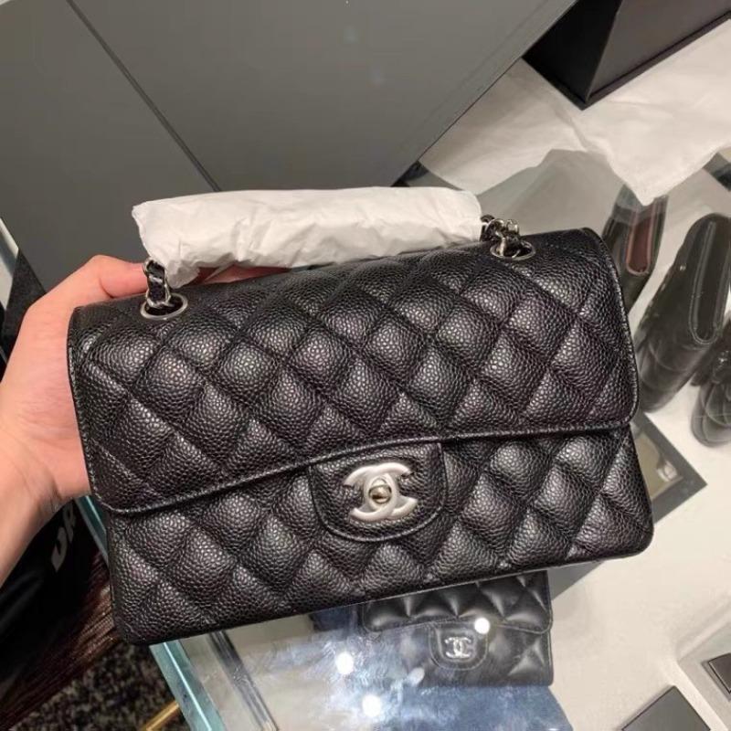 샤넬 클래식 스몰 캐비어 플랩백 은장 A01113