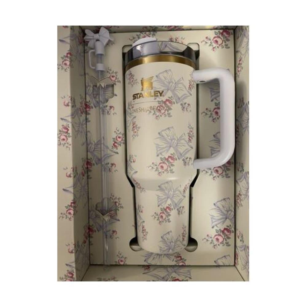 Stanley x LoveShackFancy ROSA BEAUX 40온스 텀블러 - 블루 인 핸드