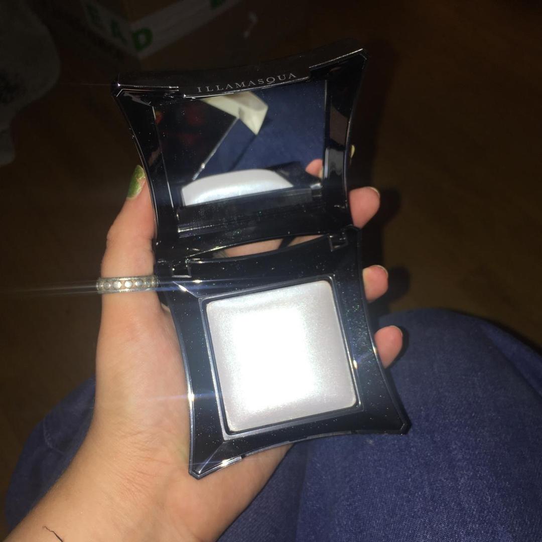 Illamasqua beyond powder highlighter in Frost ❄️...
