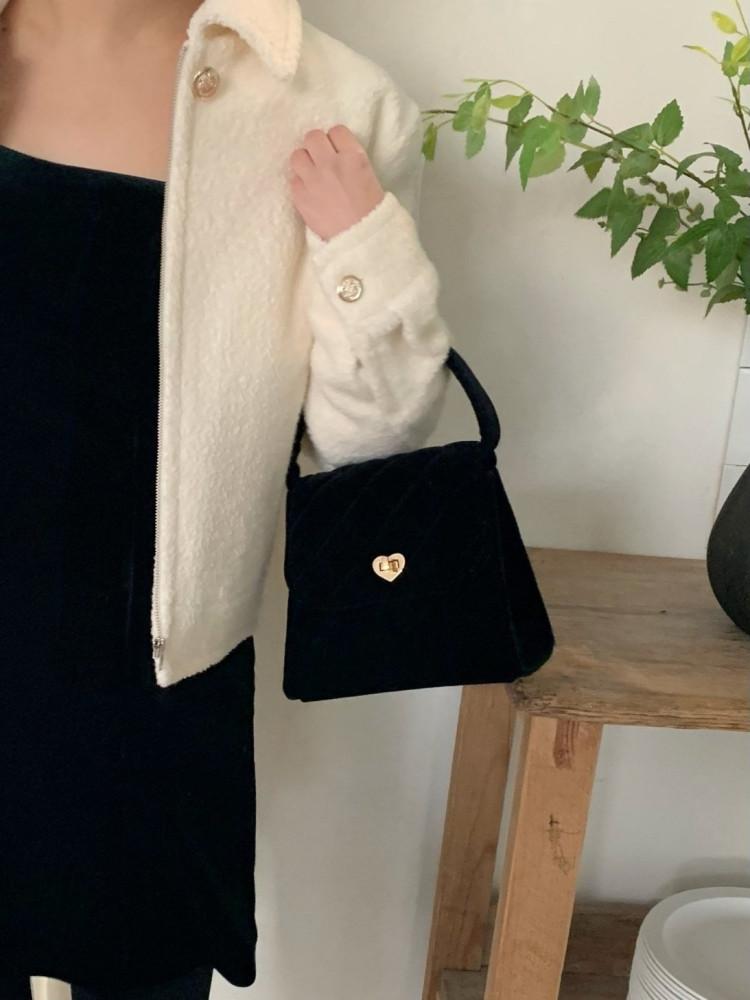 아미먼트 벨벳 하트 토트백