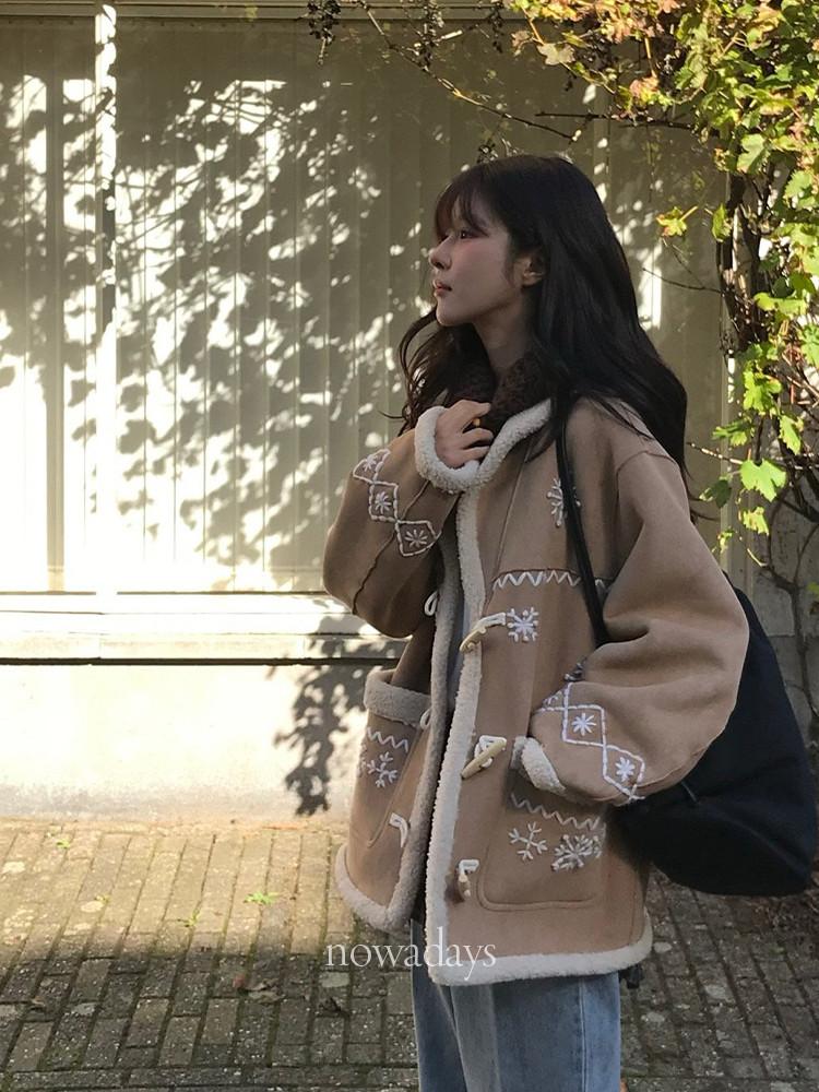 당일 / 베르가못 스노우 무스탕 양털안감 스웨이드 자수 더플 시어링 자켓 (2col)