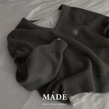 [봄베스트!/주문폭주✨] 자체제작 #크치Made 해피뉴이어 자수 래글런 브이넥 긴팔 니트 - nt