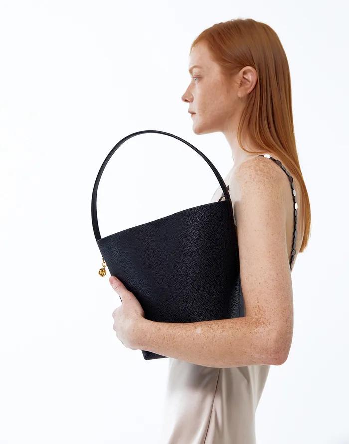 [유튜버 착용][파니에] 블랙 레더 데일리 버킷백 S AABA6E205BK