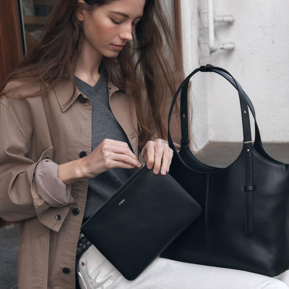 90 Veneta Bag Medium Black