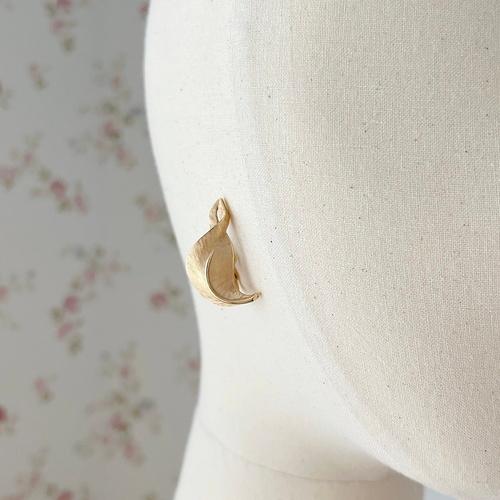 1960s Vintage Leaf Ear Clip by "TRIFARI" (no.2200276)