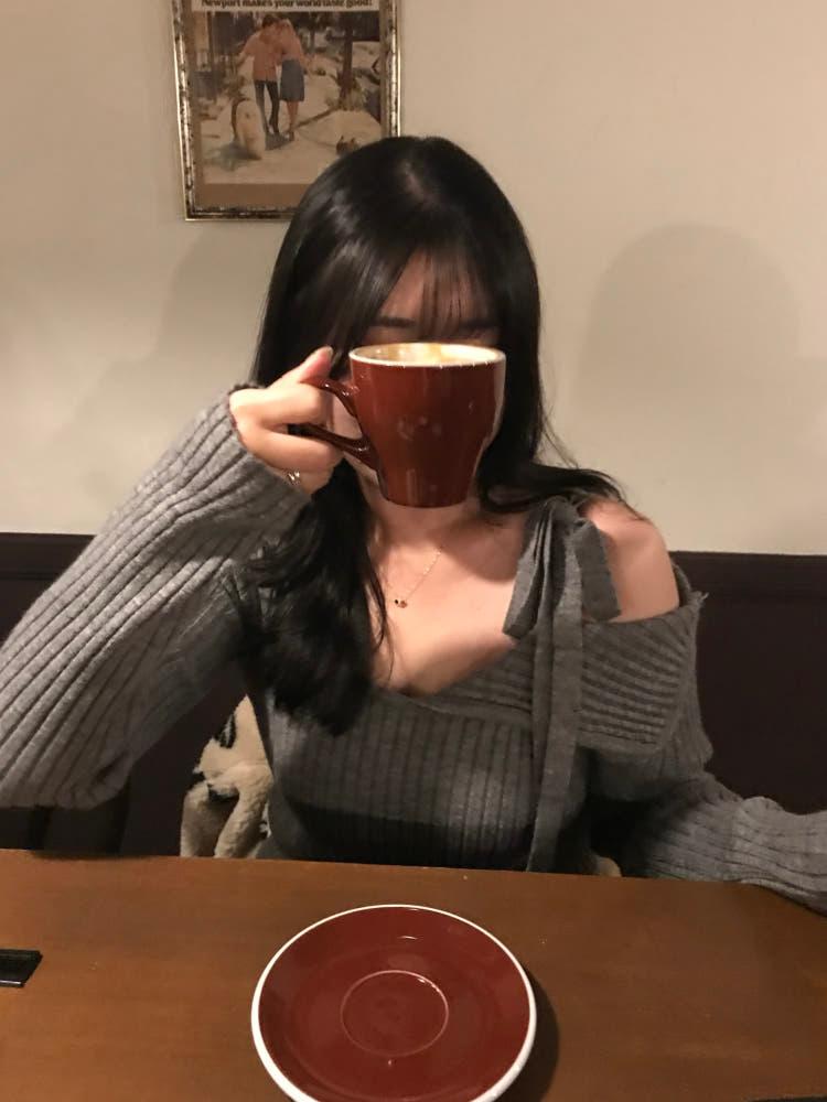 [그레이배송지연] 글로우 원숄더 리본 오프 골지니트 2color