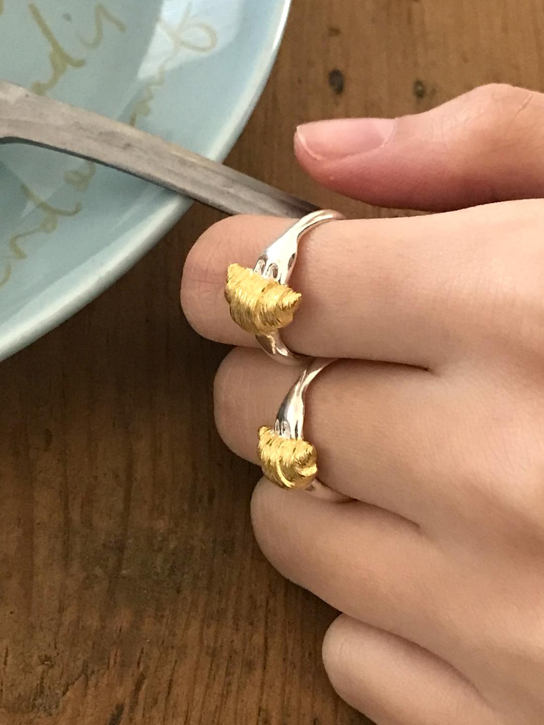 Croissant ring