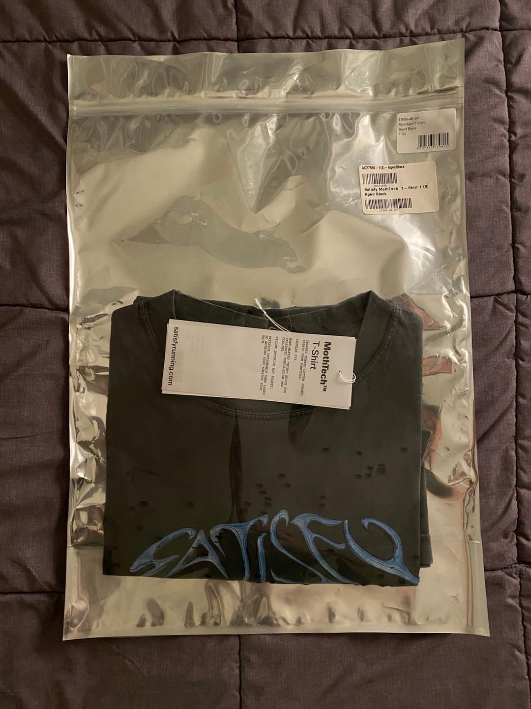 mothtech t-shirt | 후루츠패밀리