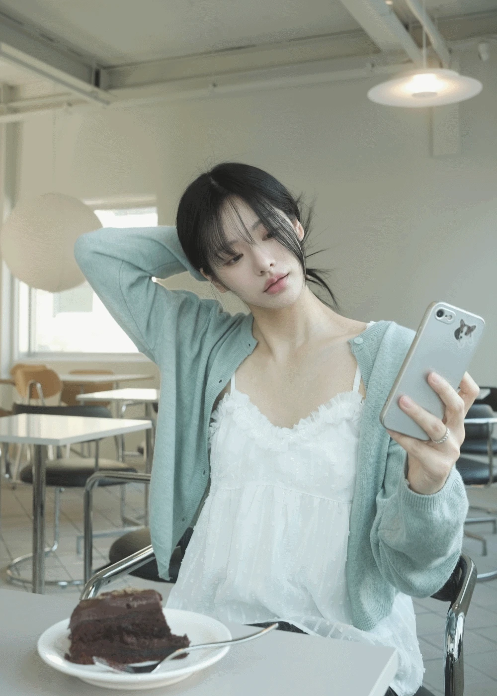 엠보 도트 러플 쉬폰 나시 블라우스