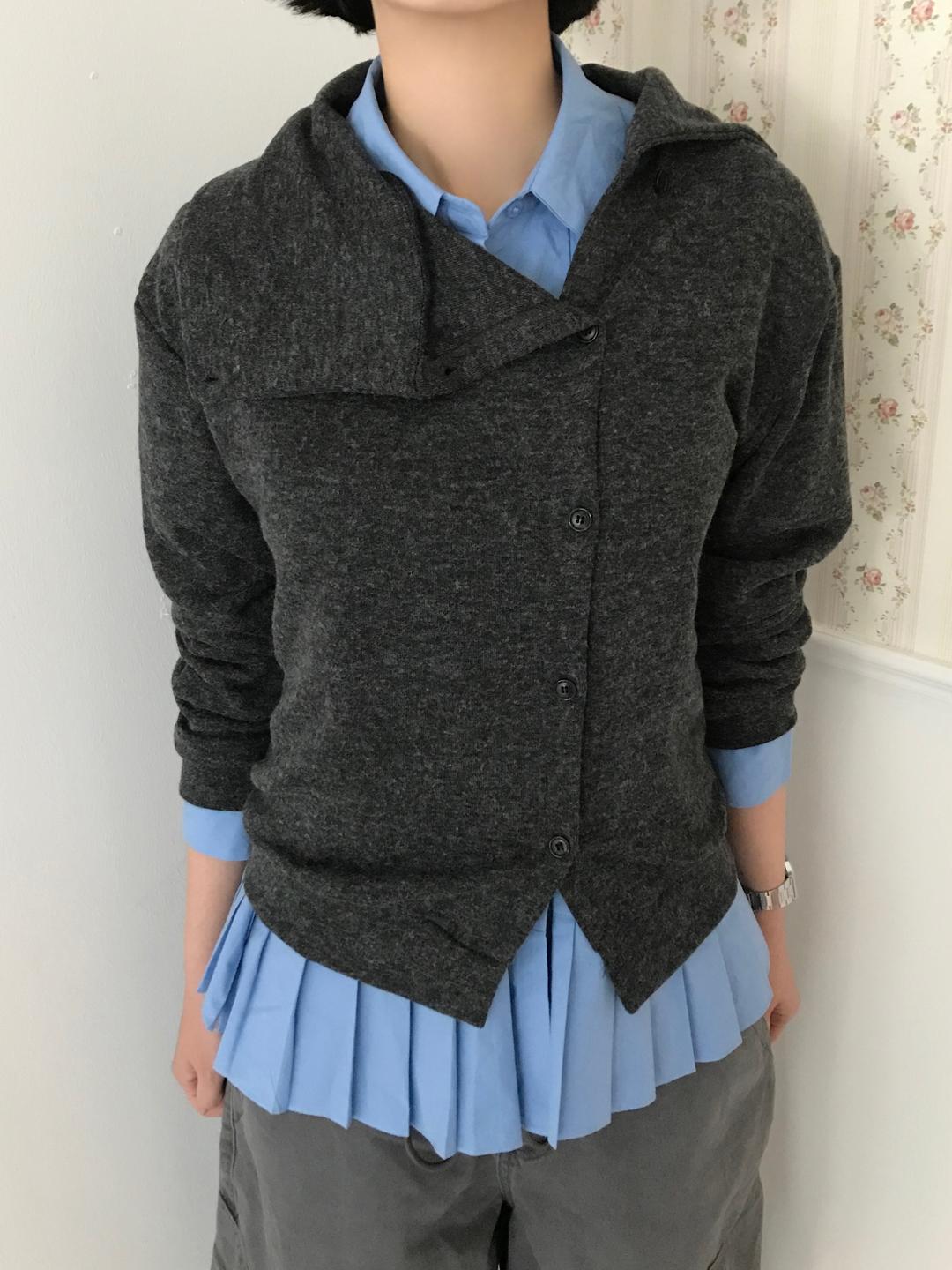 UNBALANCE BUTTON CARDIGAN (CHARCOAL / BROWN)