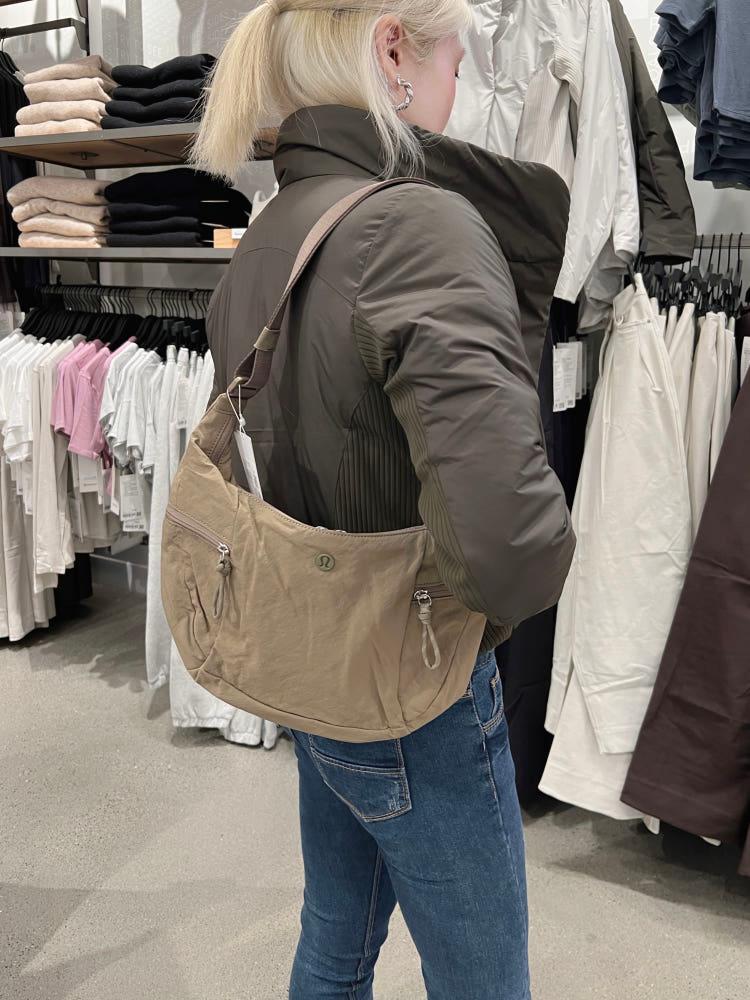 룰루레몬 슬라우치 슬링 백 Slouchy Sling Bag 6L