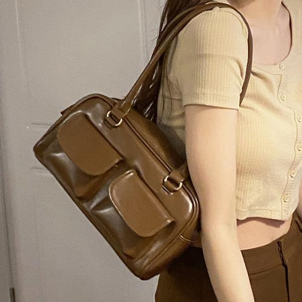 보스턴 투포켓 애나멜 인조가죽 숄더백 바게트백