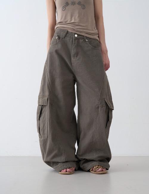 curve detail cargo pants