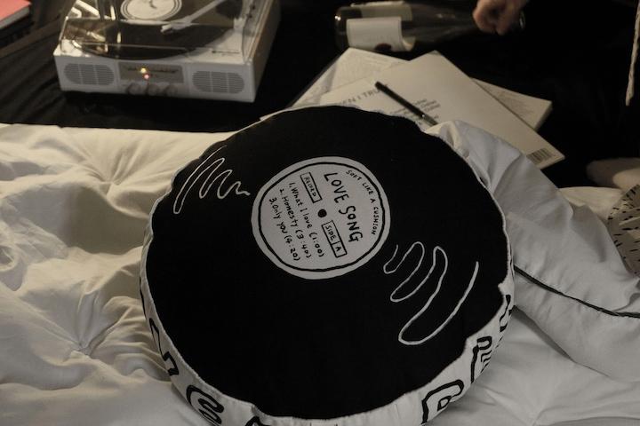 원형 쿠션 Love songs vinyl