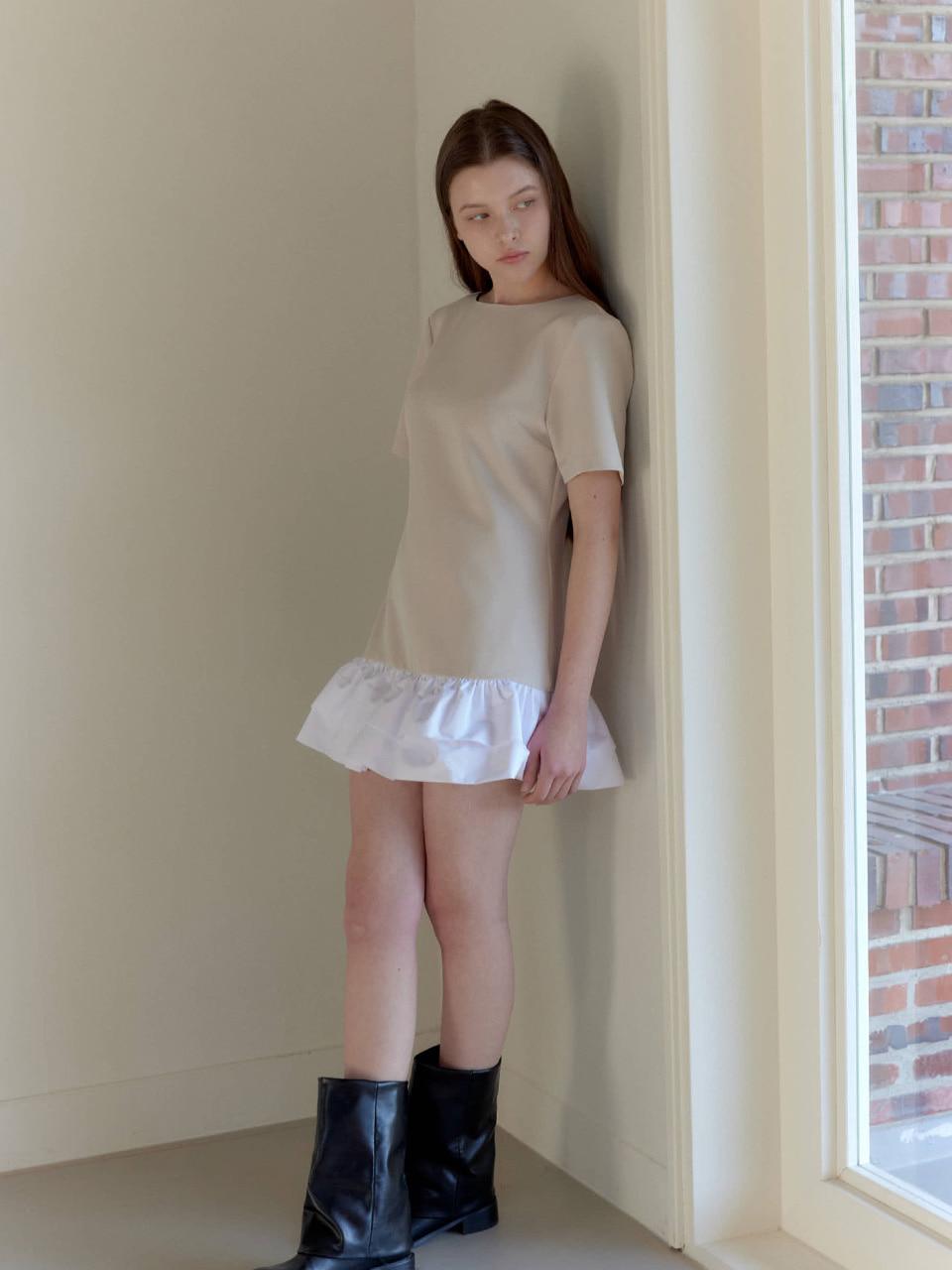 BOAT NECK FRILL DRESS / BEIGE