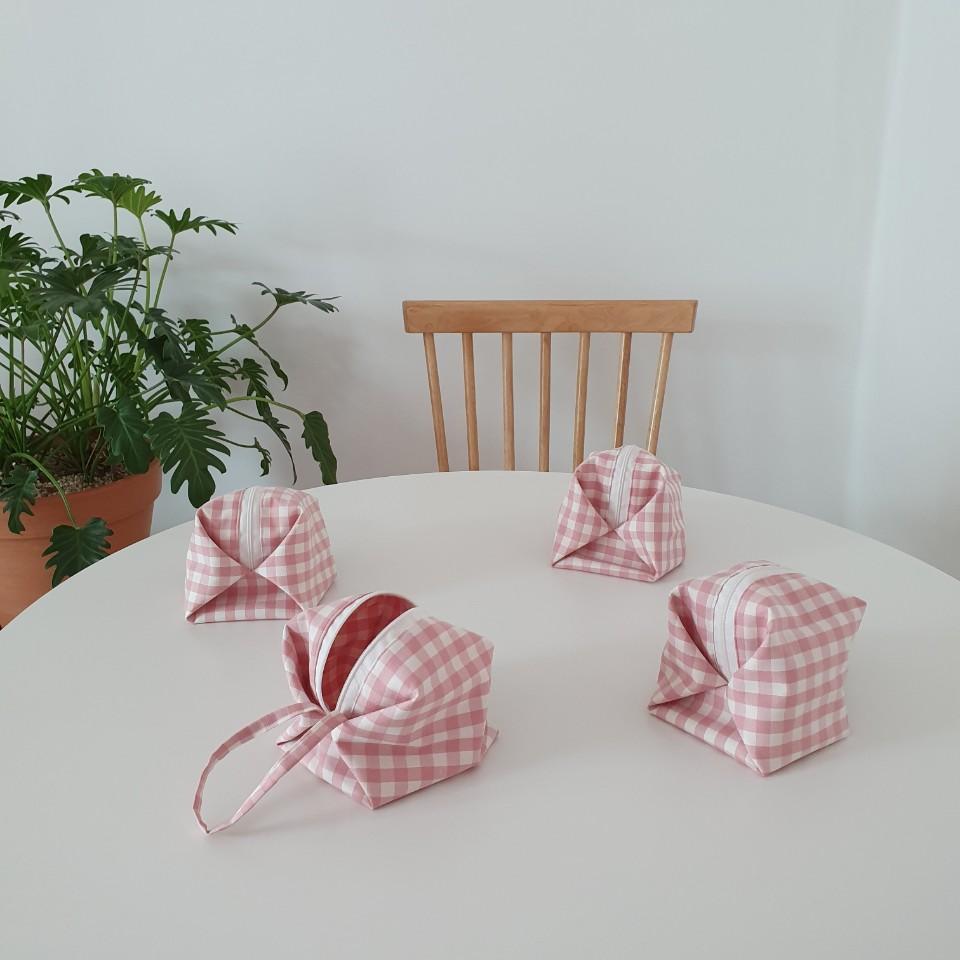 [어나덜아이] 라이트핑크 체크 콩파우치