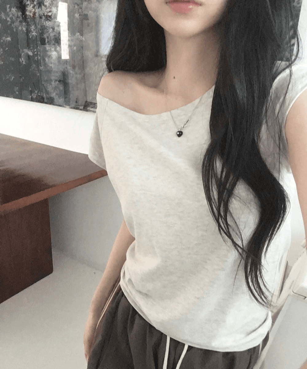 아모로소 [여리핏🖤] 라떼 보트넥 반팔 티셔츠 (4color) [ 오프숄더 원숄더 반팔티 여행룩 이너 베이직 데일리 ]