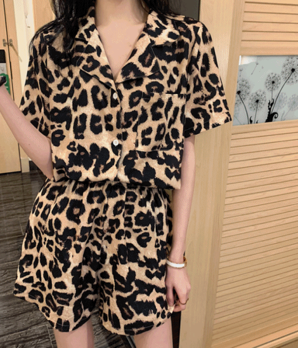 보네이 Graphic open back slit top (Ivory) - 위시버킷