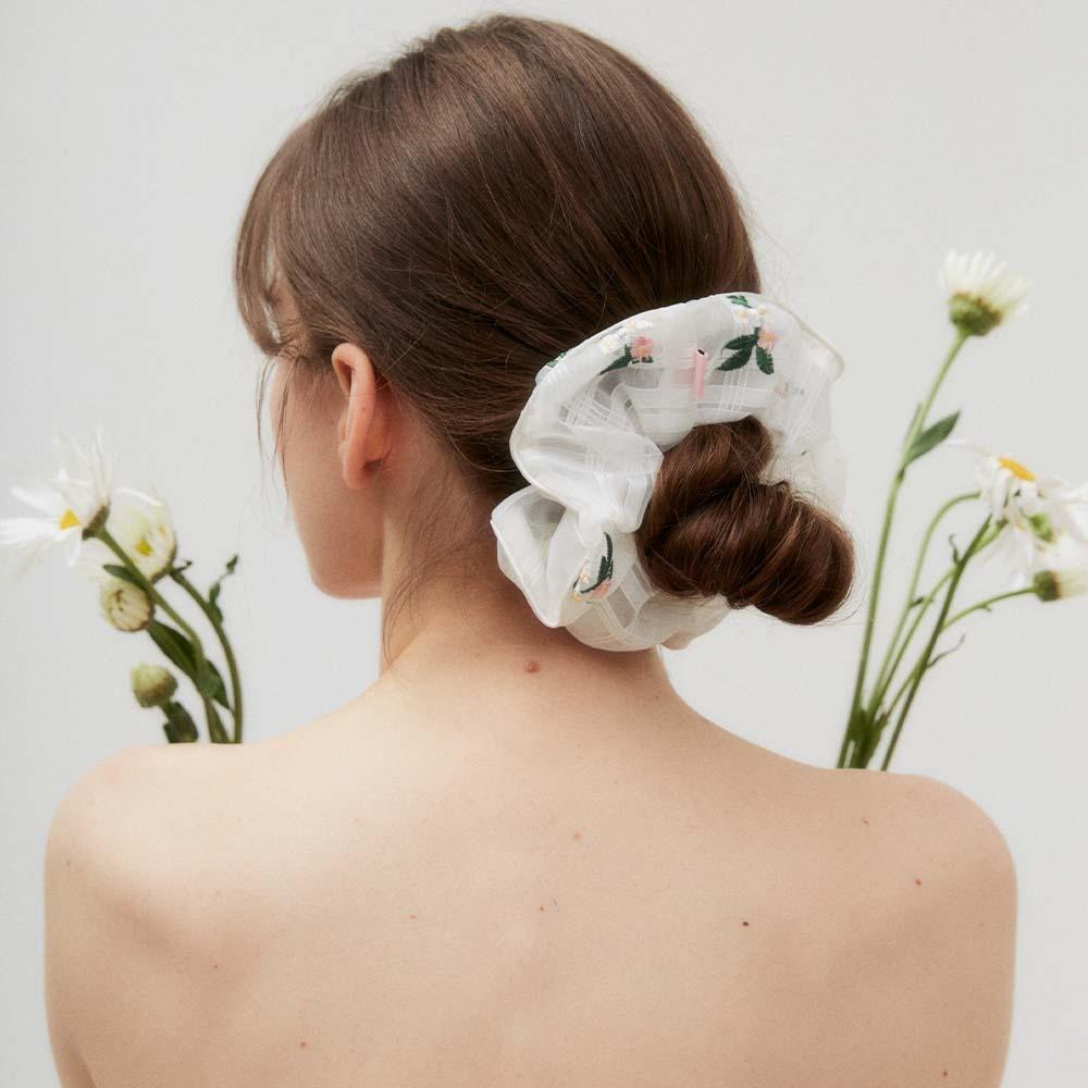 [jardin de fleure] marguerite scrunchie - blanche