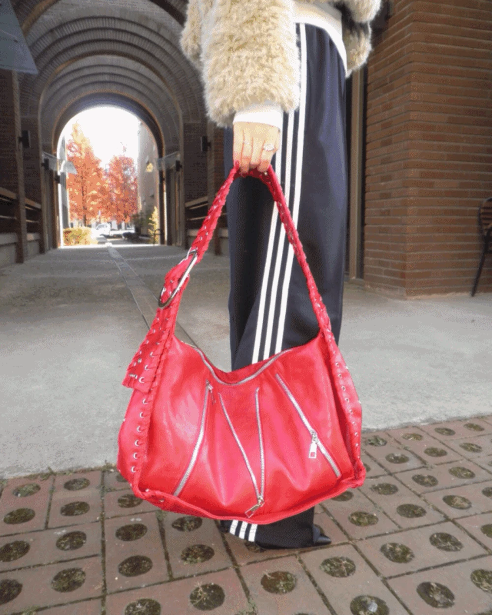 칠리 레더 아일렛 버클 코르셋 숄더백