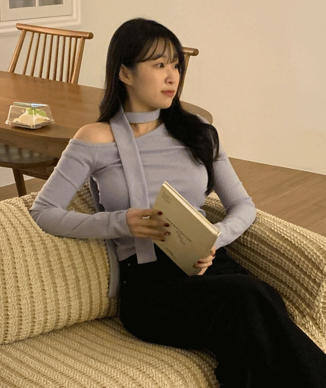 [연말룩⛄] 민잇 원오프숄더 스카프 타이 긴팔티