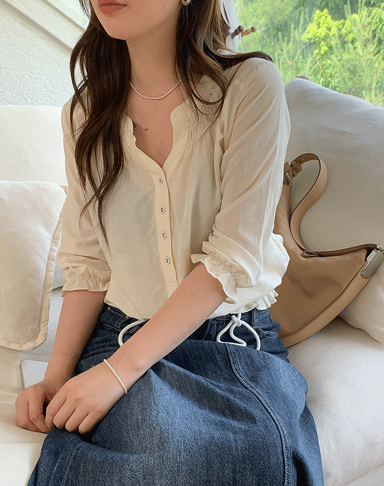 라이크퍼스트 디프 블라우스 (2col)