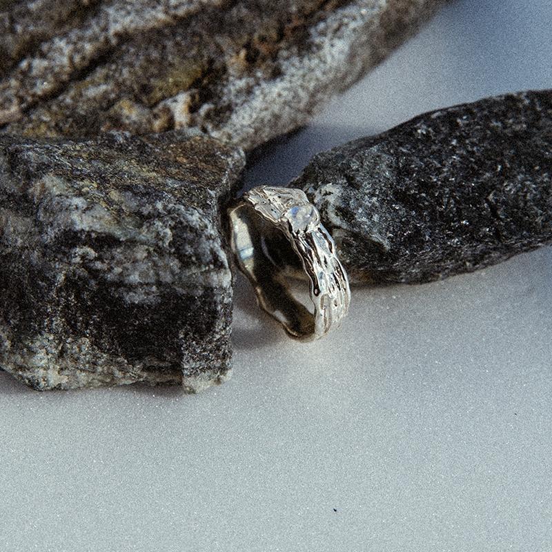 Iridescent Ring 문스톤 캐보션 반지