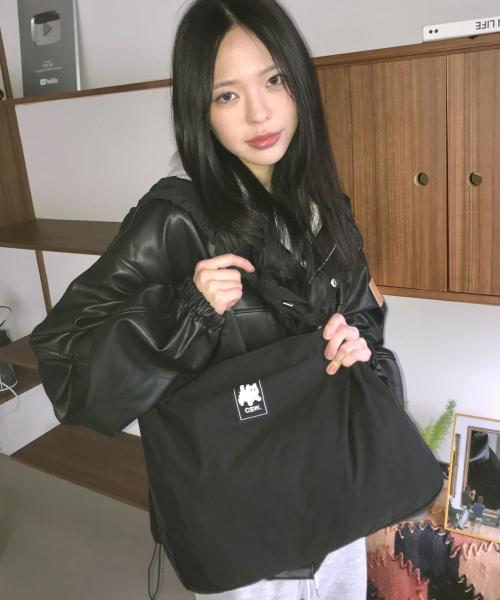 캣세이브더월드(CATSAVETHEWORLD)  [무센트 X 캣세월 콜라보] 위티 셔링 리본 크로스백 숄더백 (남녀공용) - 사이즈 & 후기 | 무신사